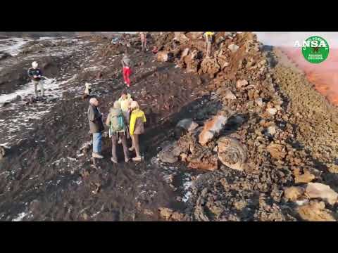 Frattura con lava su Etna: le immagini della forestale riprende con il drone