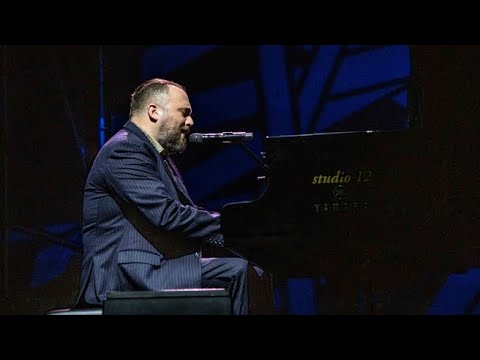 Raphael Gualazzi, il live alla Casa del Jazz. Il suo mondo musicale pieno di soul, pop e swing