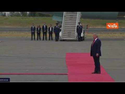 Trump applaude Putin al suo arrivo ad Anchorage, poi la stretta di mano