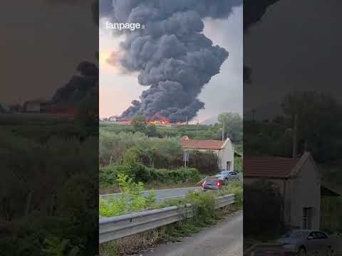 Incendio di rifiuti in un’azienda a Teano
