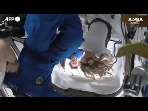 Aperto il portello della Crew Dragon, ora sono in 11 sulla Iss