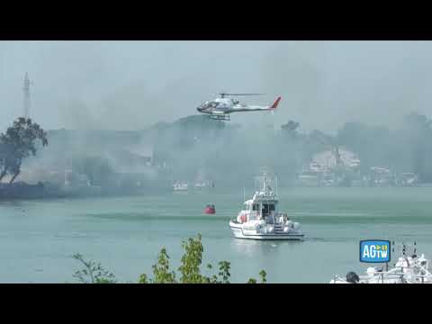Fiumicino, incendio in un cantiere navale: le immagini dello spegnimento delle fiamme dal fiume