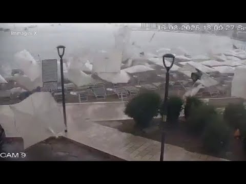 Violenta tromba marina in Salento: volano gli ombrelloni, devastato un lido di Porto Cesareo