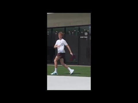 Jannik Sinner a Cincinnati, palleggi da calciatore nel riscaldamento prima delle partite