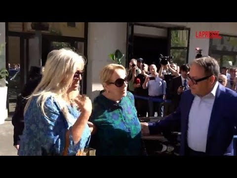 Katia Ricciarelli esce da camera ardente per Pippo Baudo accompagnata da Mara Venier