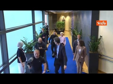 Von Der Leyen accoglie Zelensky a Bruxelles, le immagini della stretta di mano