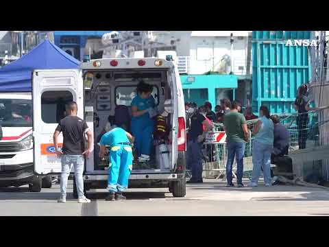 Attraccata nel porto di Napoli l’Humanity 1 con 134 migranti