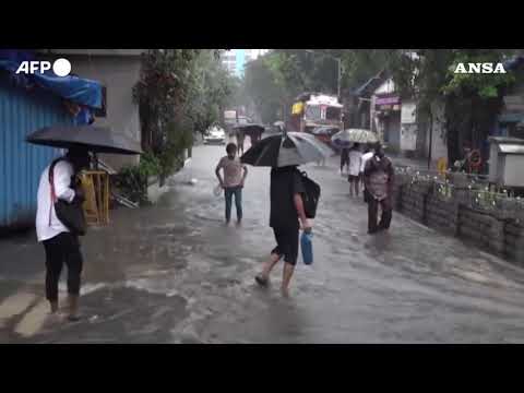 India, disagi a Mumbai per le alluvioni in corso sul Paese