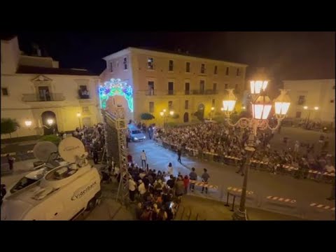 L’arrivo del feretro di Pippo Baudo a Militello, in Sicilia: l’applauso della piazza