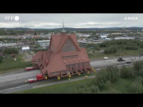 Svezia, secondo giorno del lento trasloco della  Kiruna Kyrka attraverso la citta’ artica