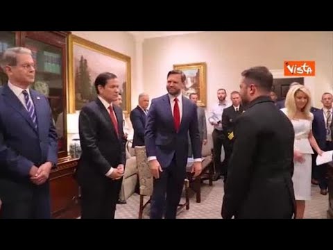 Zelensky alla Casa Bianca, la pacca sulle spalle di Trump, poi la stretta di mano con Jd Vance