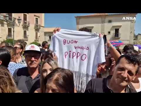 Pippo Baudo, Militello: piazza gremita in attesa del funerale