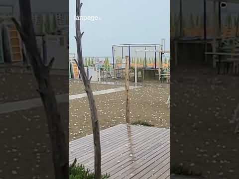 ?️ Violenta Grandinata sulla Riviera Romagnola: Chicchi Giganti come Palle da Golf in Spiaggia! ⛅️