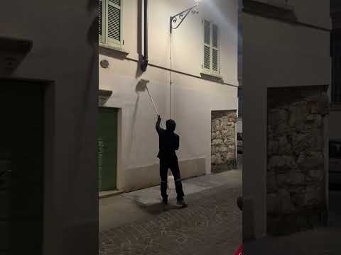 Ghost Pitùr, pittore fantasma, perché ripittura i muri di Brescia sfregiati da scritte e graffiti