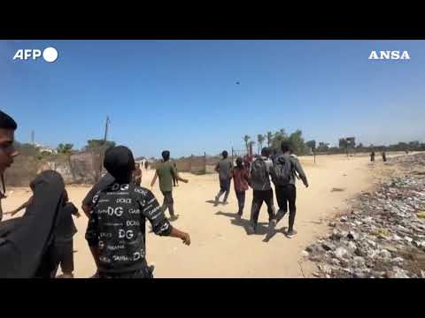 Gaza, aiuti umanitari planano sul campo di al-Zawaida