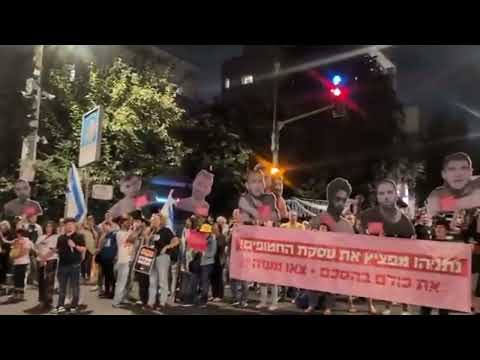 La protesta delle famiglie degli ostaggi israeliani sotto casa dei Netanyahu