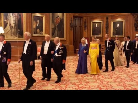 RE CARLO e TRUMP aprono la processione reale: le immagini della cena al castello di Windsor