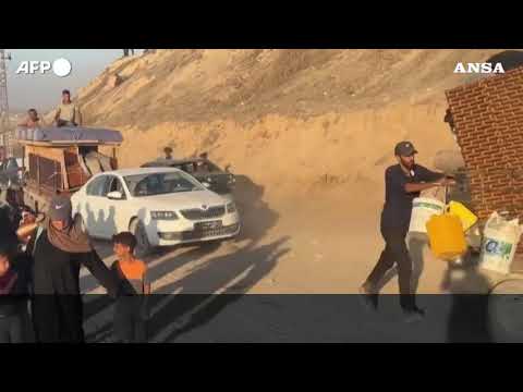 Continua la fuga da Gaza City, in migliaia in marcia verso sud