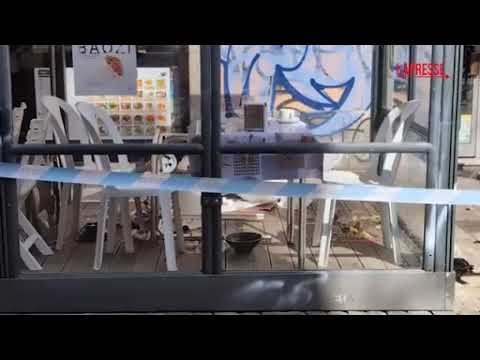 Uomo accoltellato in via Paolo Sarpi, a Milano: le immagini dal luogo dell’aggressione
