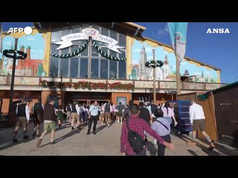 Monaco di Baviera, prende il via l’Oktoberfest: le corse e le file per accedere