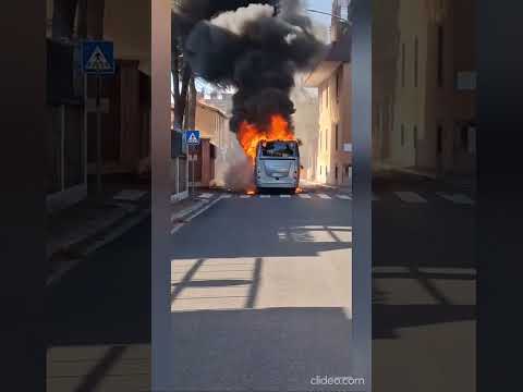 Roma, bus della scuola a fuoco a Vigna Clara: le immagini #shorts #new