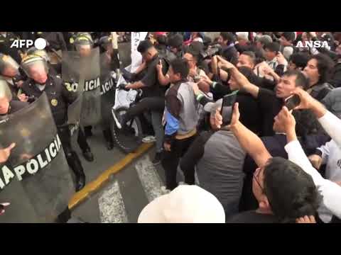 Peru’, scontri a Lima durante le proteste antigovernative