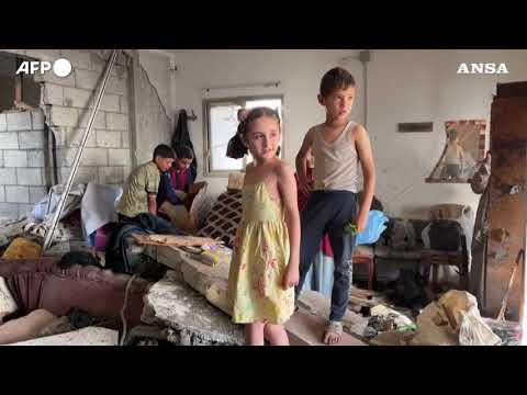 Raid a Gaza City, tra le macerie di un edificio colpito