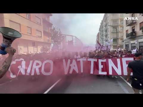 Torino, contestato il presidente granata Urbano Cairo: 5mila in corteo