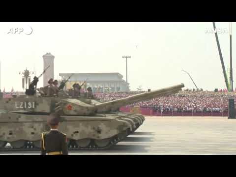 Xi, con un abito in stile Mao, con Putin e Jong Un alla grande parata militare