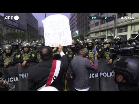 Scontri tra manifestanti antigovernativi e polizia in Peru’