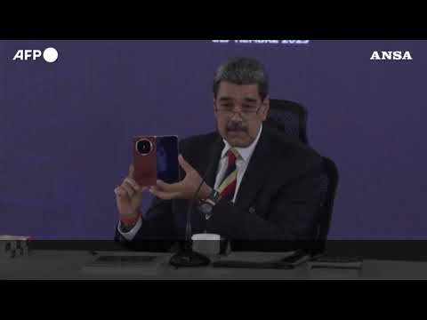 Maduro mostra un telefono non intercettabile: un regalo del presidente cinese Xi Jinping