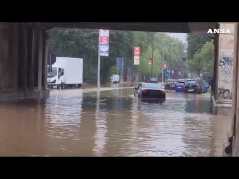 Maltempo a Milano, allagamenti in Viale Zara, auto sommerse dall’acqua