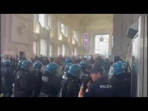 Manifestanti tentano di entrare in Stazione centrale a Milano: sassaiola e cariche della polizia