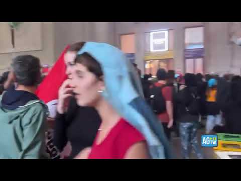 Milano, manifestanti sfondano i cancelli della stazione Centrale: scontri con la polizia
