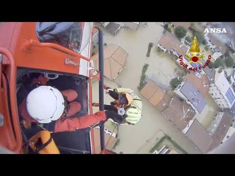 Maltempo in Brianza, bimba di 10 mesi salvata in elicottero grazie a una culla speciale