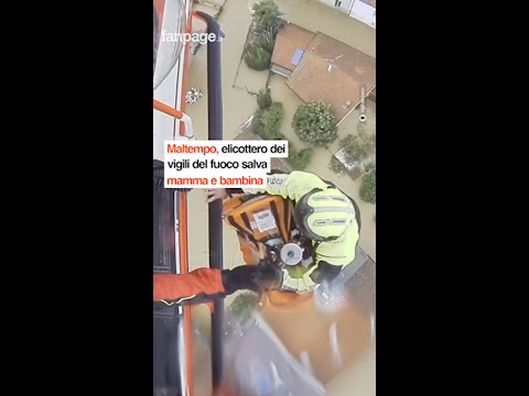 Maltempo, elicottero dei vigili del fuoco salva mamma e bambina