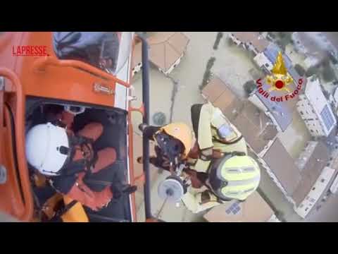 Maltempo Brianza, bimba di 10 mesi e madre bloccate sul tetto dell’auto: il video del salvataggio