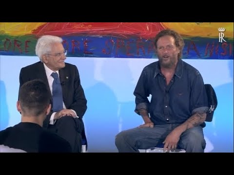 Mattarella inaugura l’anno scolastico a Nisida con Jovanotti: «La scuola è veicolo per il futuro»