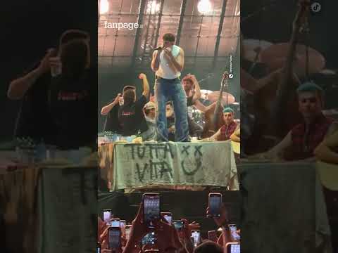 Olly risponde alle polemiche cambiando le parole della canzone durante il suo concerto