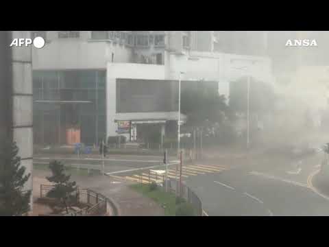Il tifone Ragasa flagella Hong Kong, danni e forti disagi nell’isola
