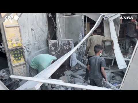 Gaza City, macerie su macerie dopo la nuova notte di raid israeliani