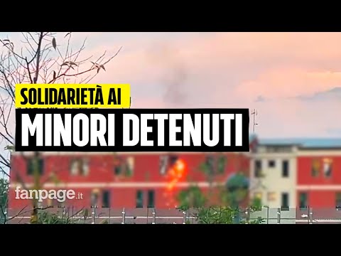 “Liberateli!”, in 400 davanti al carcere dove sono detenuti due minori dopo i disordini a Milano