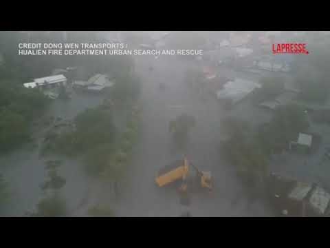 Il tifone Ragasa a Taiwan, il lago artificiale rompe una diga: le immagini dal drone