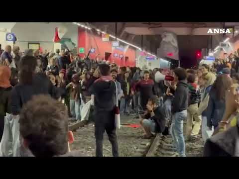 Torino, corteo pro-Palestina blocca i binari di Porta Susa