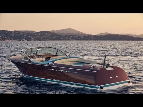 Benvenuti a casa delle «gran dame» della nautica: la visita al cantiere Riva a Sarnico