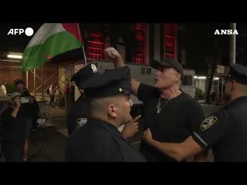 Netanyahu a New York,  manifestanti davanti all’hotel