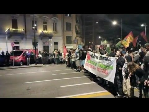 Corteo proPal cerca di forzare il blocco della polizia per raggiungere la stazione di Brescia