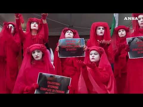 Al Salone dell’auto protesta delle Red Rebels, sfilano con la bandiera della Palestina