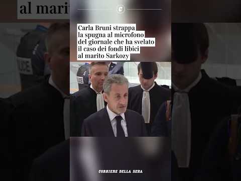 Carla Bruni strappa microfono del giornale che ha svelato il caso dei fondi libici al marito Sarkozy