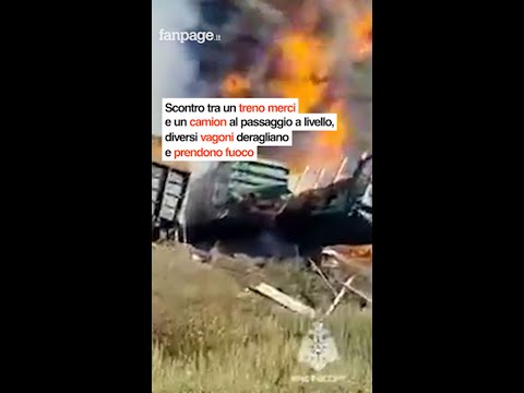 Scontro tra un treno merci e un camion al passaggio a livello, diversi vagoni deragliano e prendono